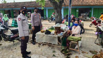 Patroli Polsek Bogorejo Polres Blora Sasar Pasar Tradisional, Ingatkan Warga Patuhi Protokol Kesehatan