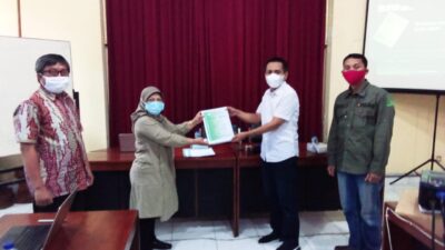 Kepala PHW IV Rembang Serahkan Buku Obor Kepada Administratur KPH Mantingan.