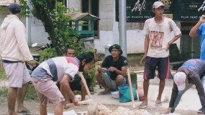 Kepedulian Sopir Banjarejo, EMCI dan Warga Banjarejo Gotong Royong Perbaiki Jalan