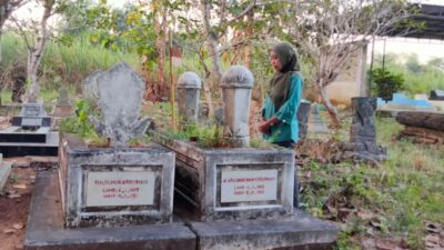 Yunia Kusyuk Berdoa di Makam Potjut Meurah Intan