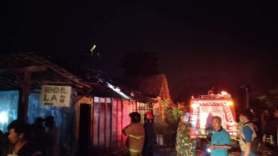 Warga Gotong Royong, Bantu Memadamkan Rumah Karena Kebakaran