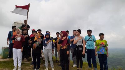 ASN Dinkominfo Blora Menyanyikan Lagu Kebangsaan Indonesia Raya dari Puncak Mundri