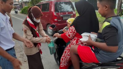 Anggota Kwartir Ranting Rembang Rame-Rame Berebut Bagi Takjil Bagi Masyarakat Pengguna Jalan