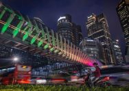 Tunjukkan dukungan ke korban penembakan, Pemprov DKI munculkan warna-warna bendera Selandia Baru di JPO GBK. (Foto: Dok. Pemprov DKI)