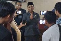 Ketua DPRD Blora, Mustopa didampingi Wakil Ketua  Lanova Candra Tirtaka di ruang lobi DPRD Blora