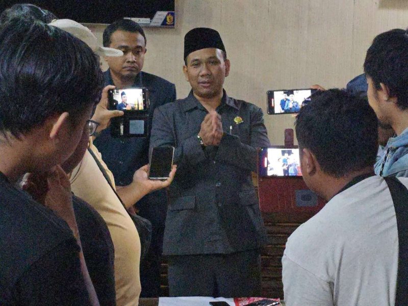 Ketua DPRD Blora, Mustopa didampingi Wakil Ketua  Lanova Candra Tirtaka di ruang lobi DPRD Blora