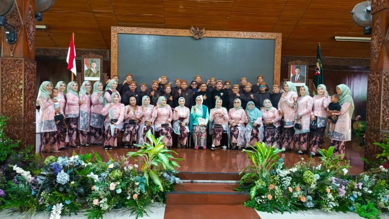 Ketua DPRD Blora, Mustofa, Wakil Pimpinan, Anggota beserta istri di Pendopo Rumah Dinas Bupati Blora. 