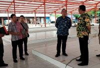Direktur Sarana Perdagangan dan Logistik Kementerian Perdagangan (Kemendag) Sri Sugy Atmanto bersama Kepala Dindagkop UKM Blora, Kiswoyo cek blok D Pasar Sido Makmur.
