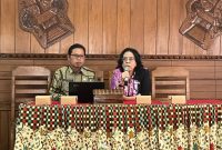 Kepala Dinas PMD Kabupaten Blora Yayuk Windrati bersama Kabid Bidang Penataan, Pengembangan dan Pengelolaan Keuangan Desa, Suwiji 