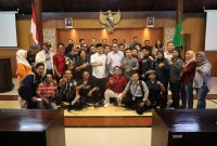 Ketua DPRD Kabupaten Blora, Mustopa bersama wakil ketua DPRD Lanova Candra Tirtaka foto bersama dengan insan pers dalam acara media gathering 