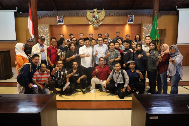Ketua DPRD Kabupaten Blora, Mustopa bersama wakil ketua DPRD Lanova Candra Tirtaka foto bersama dengan insan pers dalam acara media gathering 
