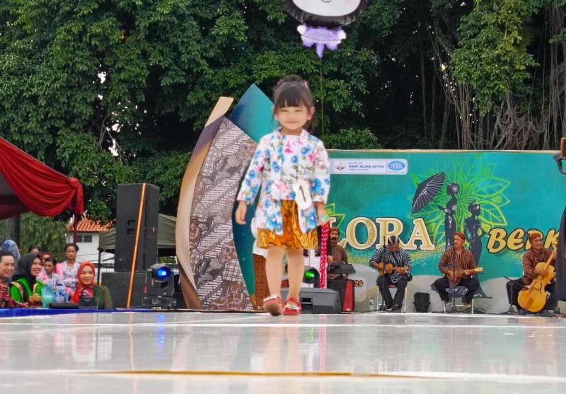 Salah satu peserta dalam fashion show Blora Berkebaya Tahun 2024.