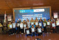 DP4 Kabupaten Blora berikan penghargaan kepada tokoh, kelompok tani sebagai pejuang ketahanan pangan.
