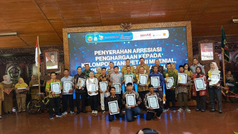 DP4 Kabupaten Blora berikan penghargaan kepada tokoh, kelompok tani sebagai pejuang ketahanan pangan.