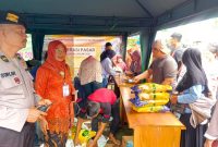 Kabid Pasar Siti Mas'amah saat melaksanakan operasi pasar dalam Festival Blora Berkebaya 2024 di Alon - Alon Blora