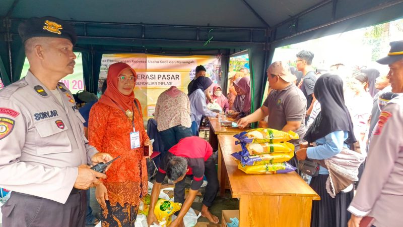 Kabid Pasar Siti Mas'amah saat melaksanakan operasi pasar dalam Festival Blora Berkebaya 2024 di Alon - Alon Blora