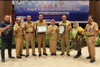 Dindagkop UKM Blora menerima sertifikasi Standart Nasional Indonesia dari Sekda Propinsi Jawa Tengah di Wuji Hotel Ungaran, Semarang. 