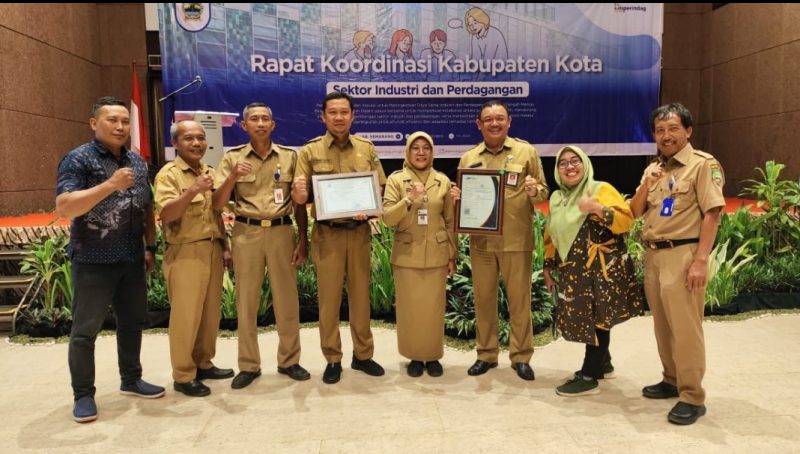 Dindagkop UKM Blora menerima sertifikasi Standart Nasional Indonesia dari Sekda Propinsi Jawa Tengah di Wuji Hotel Ungaran, Semarang. 