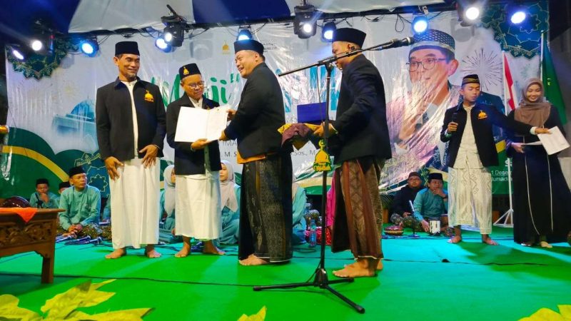 Salah satu ustad Masjid Moetiah menerima sertifikat metode UMI disaksikan ribuan jamaah Ngaji Akhir Tahun.