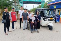 Kepala Desa Bangsri, Yannanta Laga Kusuma berikan satu unit sepeda motor roda tiga kepada komunitas difabel Blora Mustika.