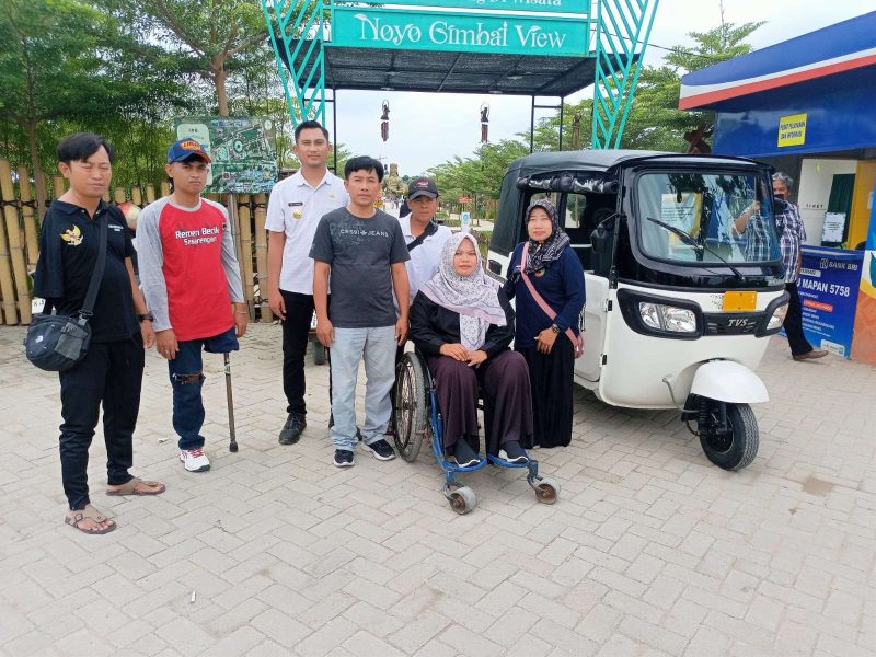 Kepala Desa Bangsri, Yannanta Laga Kusuma berikan satu unit sepeda motor roda tiga kepada komunitas difabel Blora Mustika.