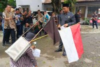 Ketua DPRD Blora, Mustopa menyambut baik aktifis jalan mundur Lilik Yuliantoro di Halaman DPRD.
