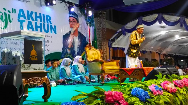 Ustaz Muhammad Subkhi Al-Bughury saat memberikan tausiahnya dalam rangka Ngaji Akhir Tahun di Masjid Moetiah Blora.