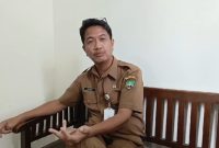 Kepala Bidang Perumahan dan Pemukiman Dinas Perumahan, Permukiman, dan Perhubungan (Dinrumkimhub) Denny Adhiharta Setiawan diruang kerjanya.