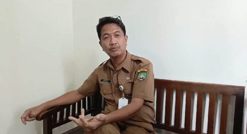 Kepala Bidang Perumahan dan Pemukiman Dinas Perumahan, Permukiman, dan Perhubungan (Dinrumkimhub) Denny Adhiharta Setiawan diruang kerjanya.