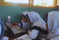Siswa SMP Negeri 1 Blorapelajaran dengan menggunakan teknologi.