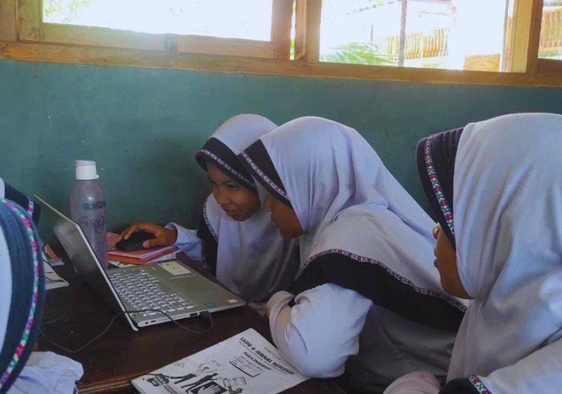Siswa SMP Negeri 1 Blorapelajaran dengan menggunakan teknologi.