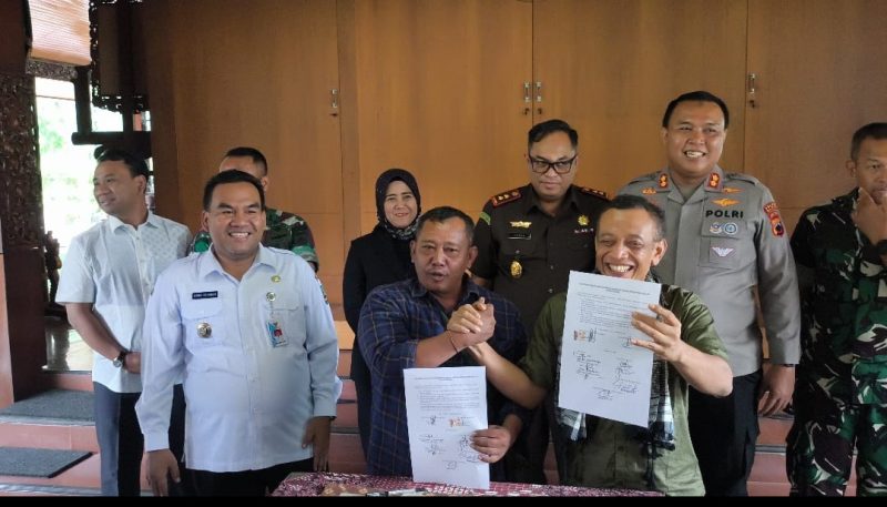 Ketua Grib Jaya Kabupaten Blora, Sugiyanto, dan Ketua Ormas Pemuda Pancasila Kabupaten Blora, Munaji menunjukan surat kesepakatan damai di hadapan Bupati Blora Arief Rohman dan Forkompinda di Rumah Dinas Bupati.