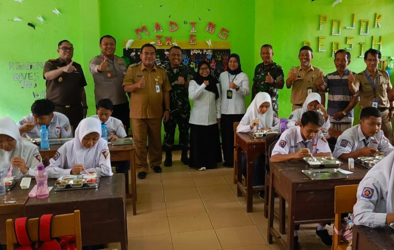 Forkompinda meninjau langsung MBG di SMP Negeri 6 Blora. 