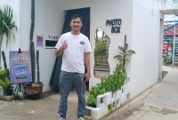Kader Bangsri, Jepon, Yannanta Laga Kusuma di depan Photobox