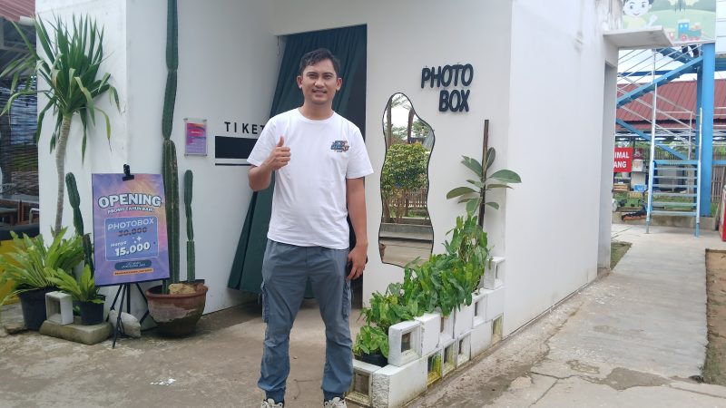 Kader Bangsri, Jepon, Yannanta Laga Kusuma di depan Photobox