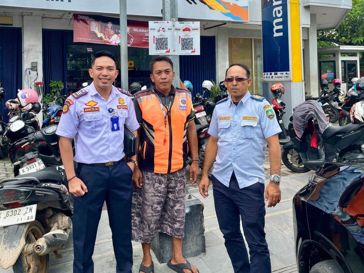 Kepala UPT Terminal Parkir Dinrumkimhub Blora, Adhitya M. Sanjaya  saat di lokasi E - Parkir seputaran Alon - Alon Blora.