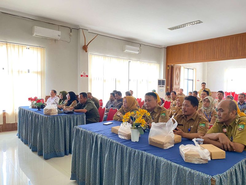 Rapat koordinasi yang melibatkan camat, Kasi pembangunan kecamatan, perwakilan pendamping desa di kantor Dinas PMD Blora.