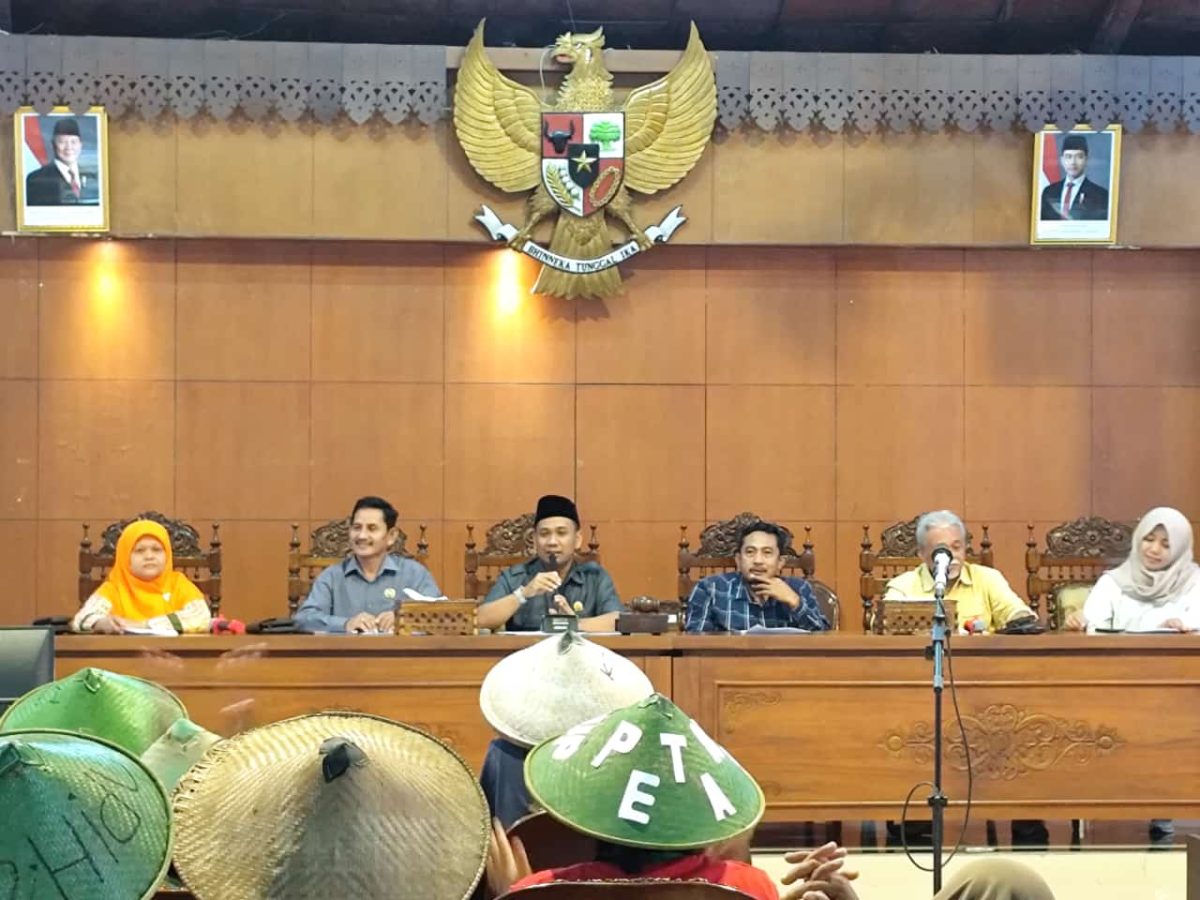 Ketua DPRD Blora, Mustopa menerima audensi petani hutan di Gedung DPRD Blora.