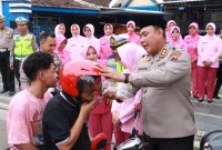 Kapolres Blora, AKBP Wawan Andi Susanto berikan helm kepada pengendara motor.