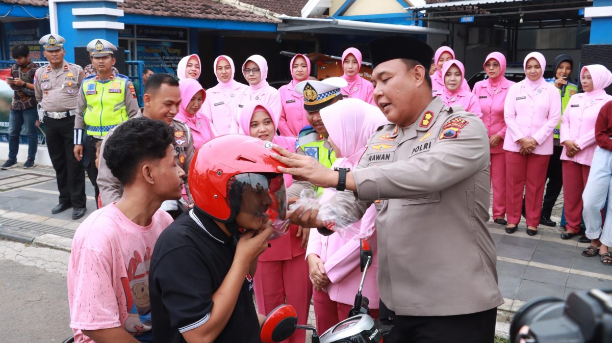 Kapolres Blora, AKBP Wawan Andi Susanto berikan helm kepada pengendara motor.