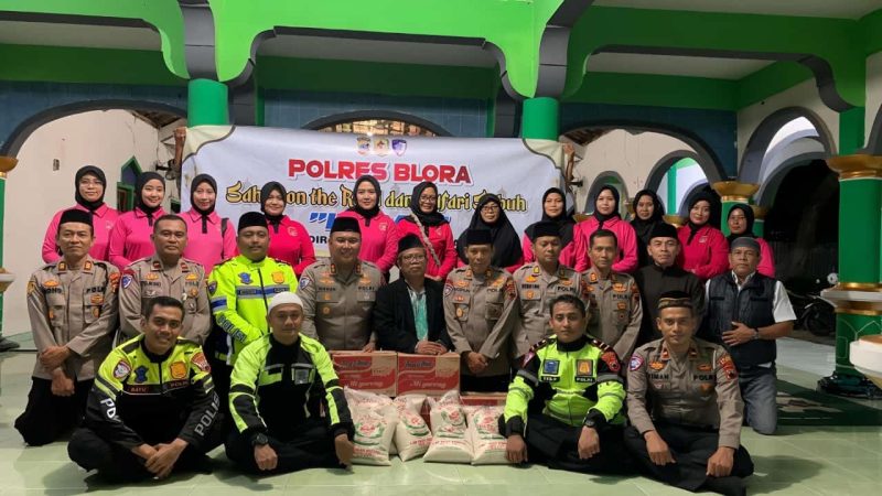Kapolres Blora, AKBP Wawan Andi Susanto bersama Pejabat Utama (PJU) Polres dan Ketua Bhayangkari Cabang Blora menggelar kegiatan Safari Subuh di Pondok Pesantren Al - Alif Kecamatan Tunjungan, Blora.