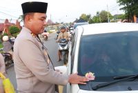 Kapolres Blora, AKBP. Wawan Andi Susanto membagikan takjil dan mensosialisasikan layanan darurat hotline 110 ke pengendara yang lewat di depan mako Polres Blora 