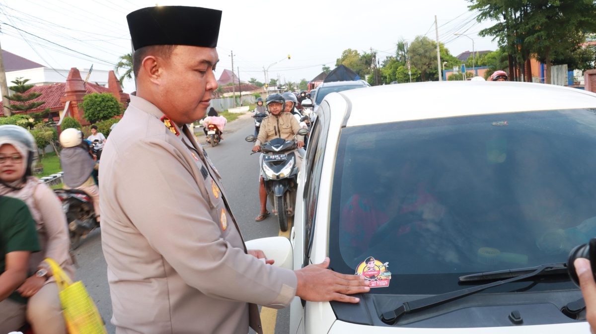 Kapolres Blora, AKBP. Wawan Andi Susanto membagikan takjil dan mensosialisasikan layanan darurat hotline 110 ke pengendara yang lewat di depan mako Polres Blora 