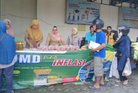 Bank Blora Artha Peduli Inflasi gelar pasar murah di samping kantor setempat.