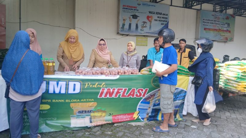 Bank Blora Artha Peduli Inflasi gelar pasar murah di samping kantor setempat.