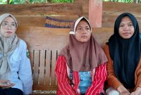 Foto dari kanan : Carik Desa Bacem Aprilia Subiyanti, Bu Yuni dan Giyanti ditemui dirumahnya.