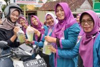 Ketua Perempuan Bangsa DPC PKB Blora, Ratna Pancarini bersama anggota saat pembagian paket takjil di depan kantor DPC PKB Blora.