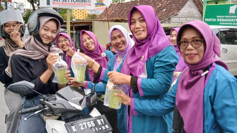 Ketua Perempuan Bangsa DPC PKB Blora, Ratna Pancarini bersama anggota saat pembagian paket takjil di depan kantor DPC PKB Blora.