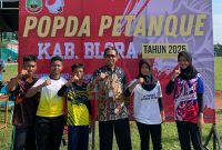 Kepala SMP Negeri 1 Blora, Ainur Rofiq bersama para atlit.
