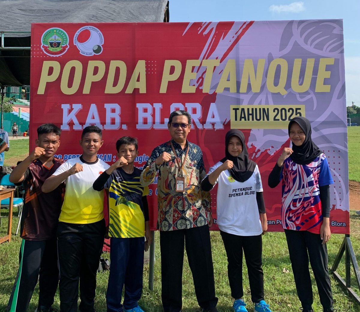 Kepala SMP Negeri 1 Blora, Ainur Rofiq bersama para atlit.